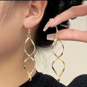 Elegant Gold Twisted Drop Dangle Earrings